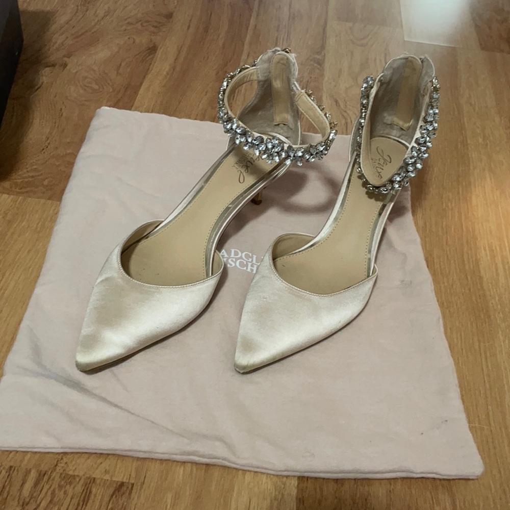 Badgley Mischka kitten heels